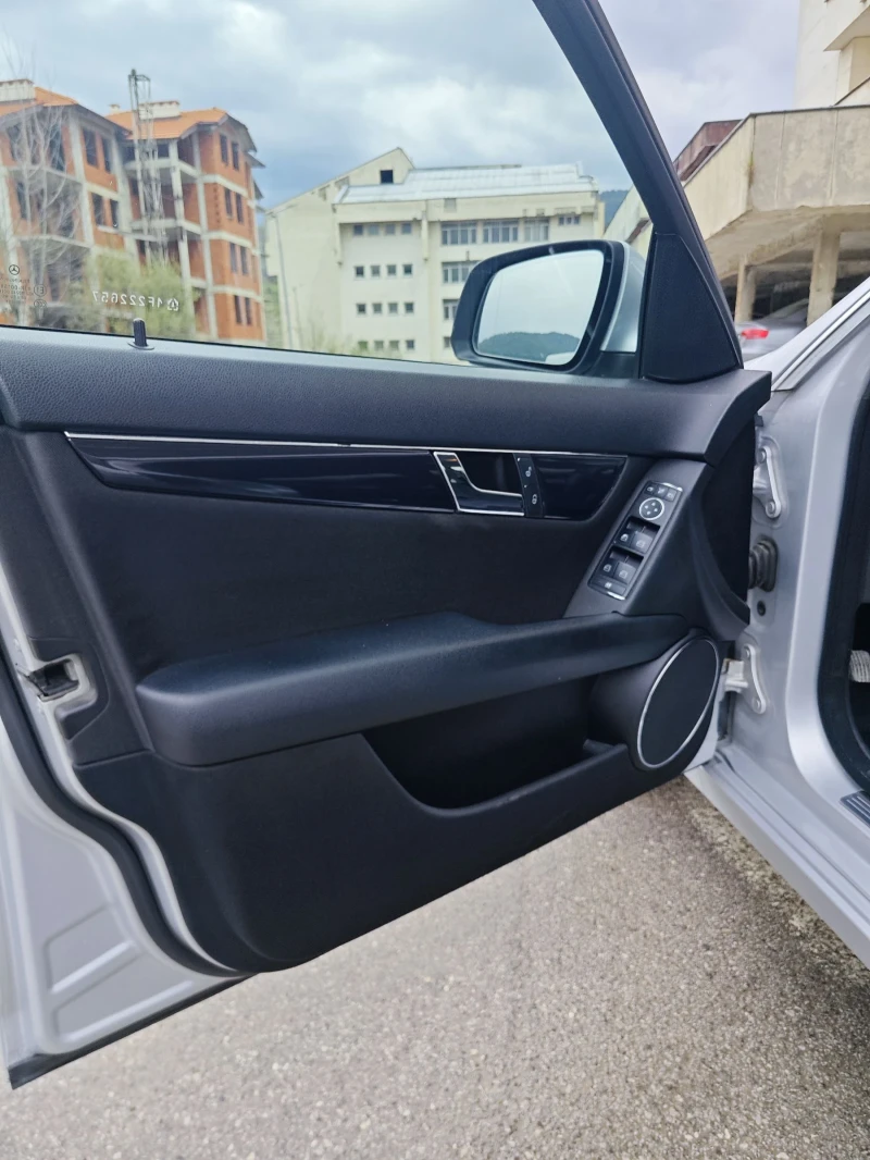 Mercedes-Benz C 220, снимка 10 - Автомобили и джипове - 51063759