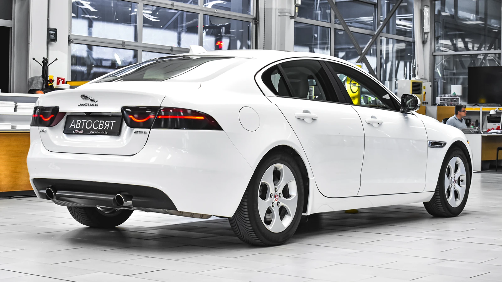 Jaguar XE 2.0 Automatic, снимка 6 - Автомобили и джипове - 56072301
