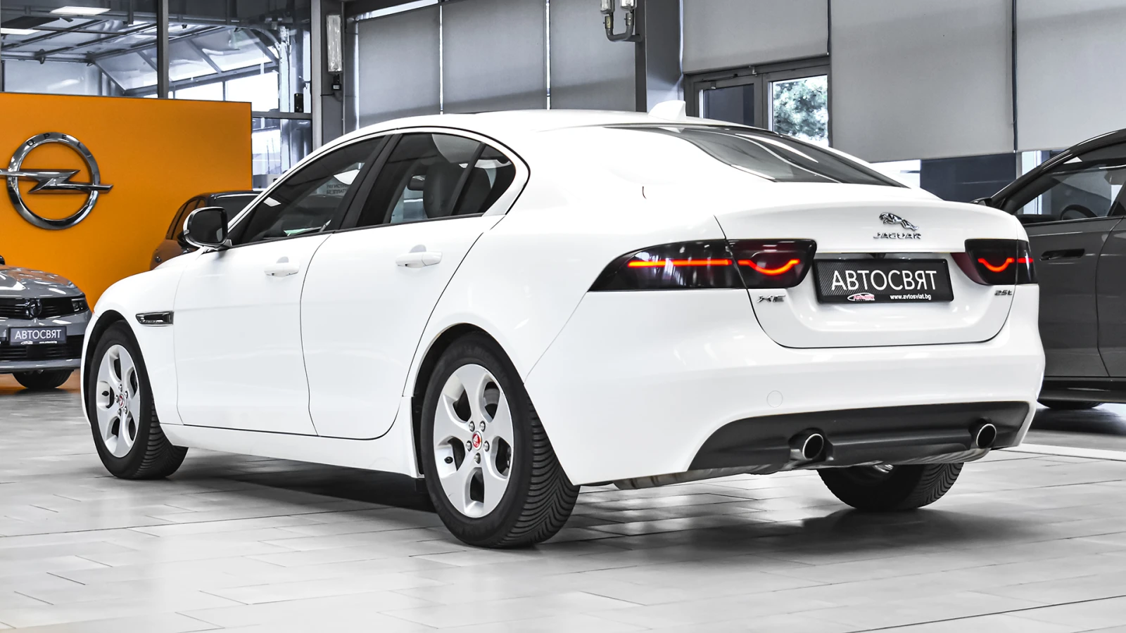 Jaguar XE 2.0 Automatic, снимка 7 - Автомобили и джипове - 56072301