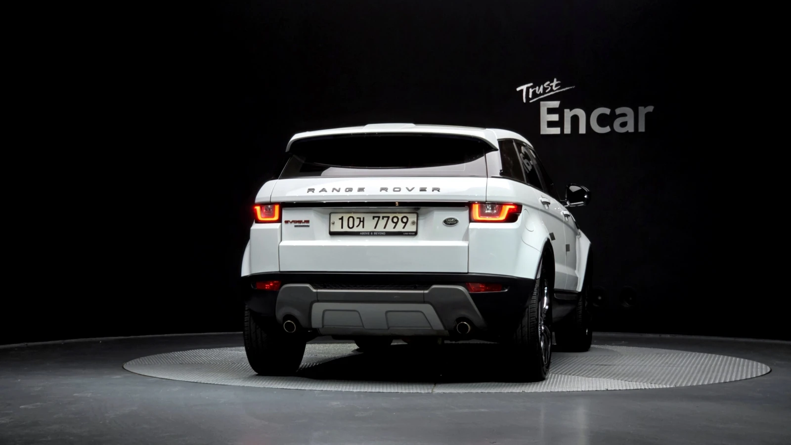 Land Rover Range Rover Evoque 2.0 TD4* 360* ЕЛ. БАГАЖНИК* ПОДГРЕВ ВОЛАН* ЛЮК* КР, снимка 4 - Автомобили и джипове - 55595153