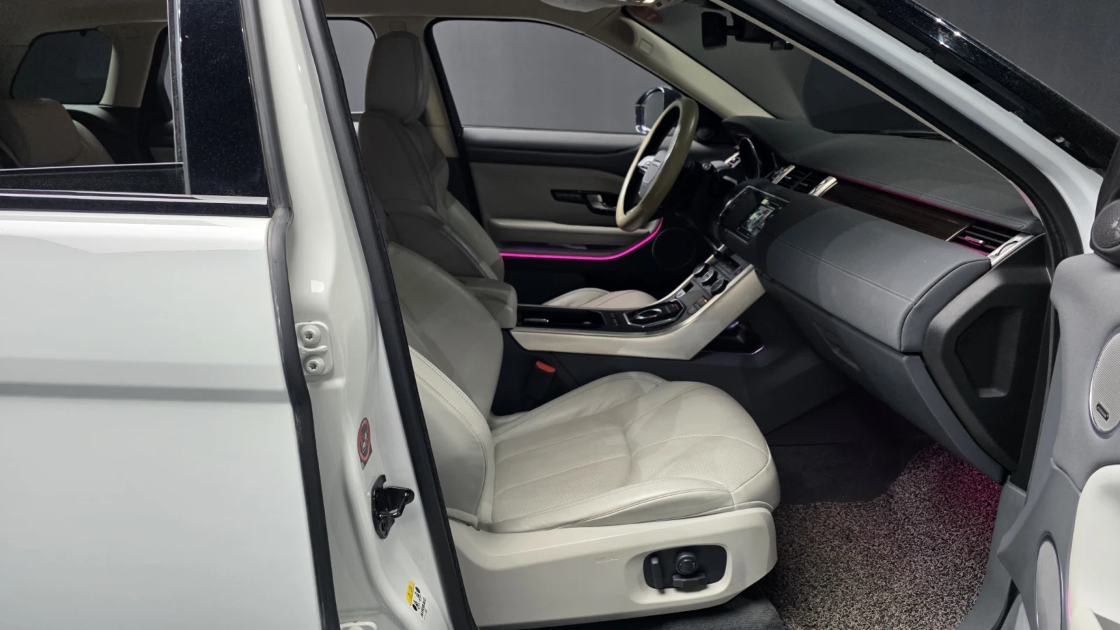 Land Rover Range Rover Evoque 2.0 TD4* 360* ЕЛ. БАГАЖНИК* ПОДГРЕВ ВОЛАН* ЛЮК* КР, снимка 11 - Автомобили и джипове - 55595153