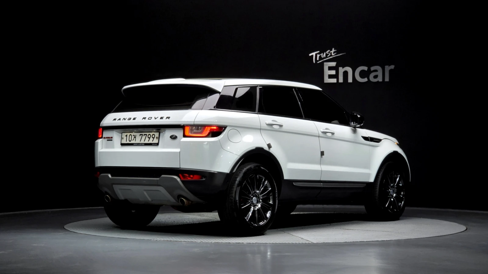 Land Rover Range Rover Evoque 2.0 TD4* 360* ЕЛ. БАГАЖНИК* ПОДГРЕВ ВОЛАН* ЛЮК* КР, снимка 2 - Автомобили и джипове - 55595153