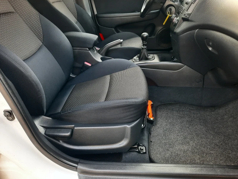 Hyundai I30 1.6i БЕНЗИН, снимка 9 - Автомобили и джипове - 50716744