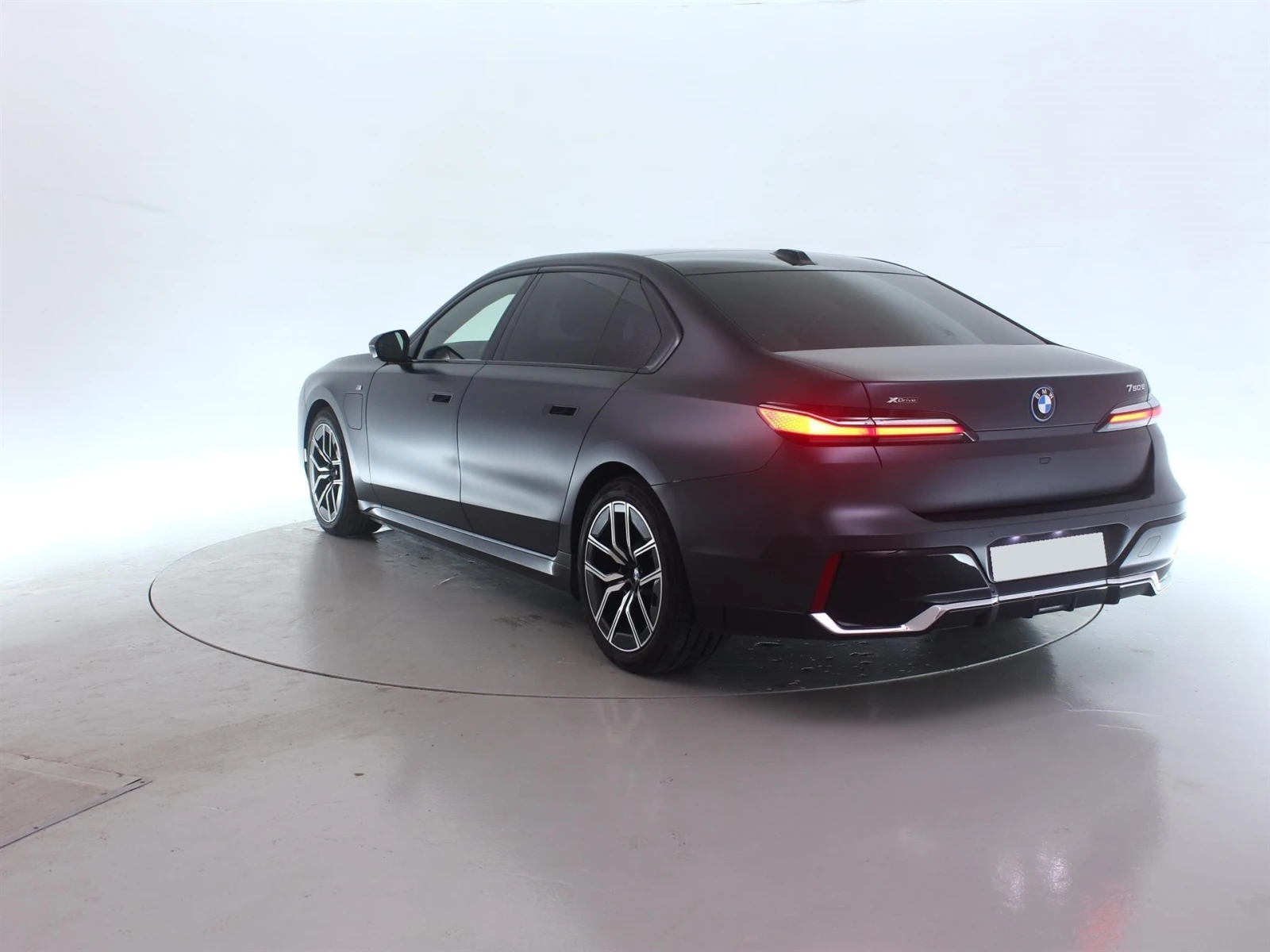 BMW 750 xDrive Sedan, снимка 8 - Автомобили и джипове - 53712786