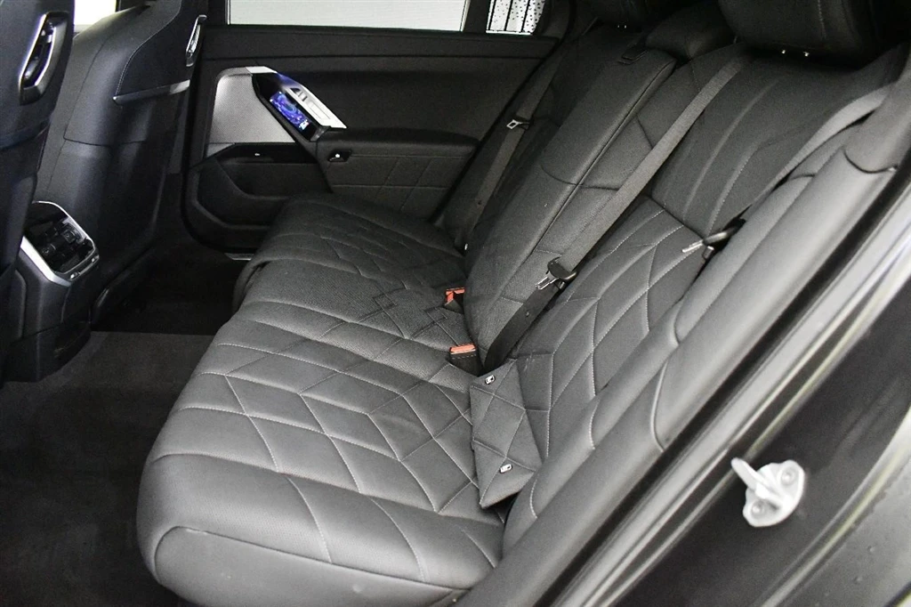 BMW 750 xDrive Sedan - изображение 8