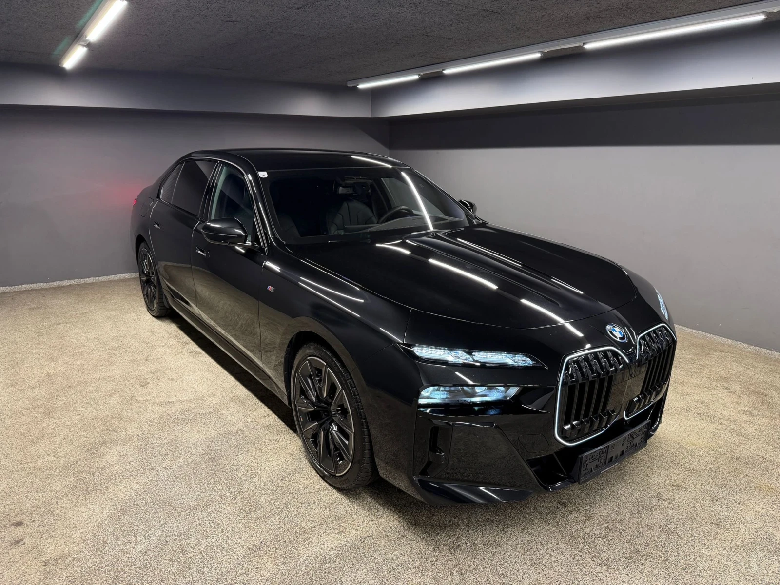 BMW 750 E Xdrive B&W Carbon