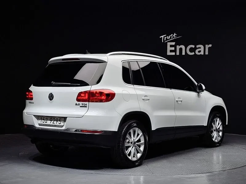 VW Tiguan 2.0 TDI, снимка 2 - Автомобили и джипове - 54302769