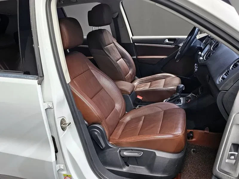 VW Tiguan 2.0 TDI, снимка 12 - Автомобили и джипове - 54302769