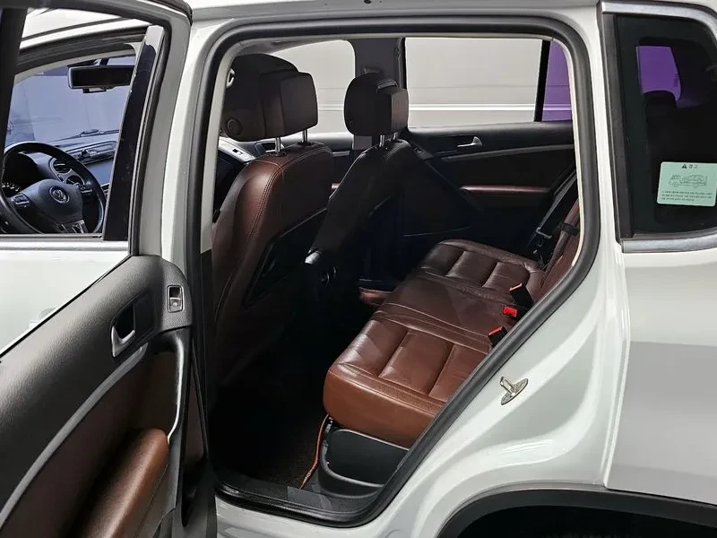 VW Tiguan 2.0 TDI, снимка 11 - Автомобили и джипове - 54302769