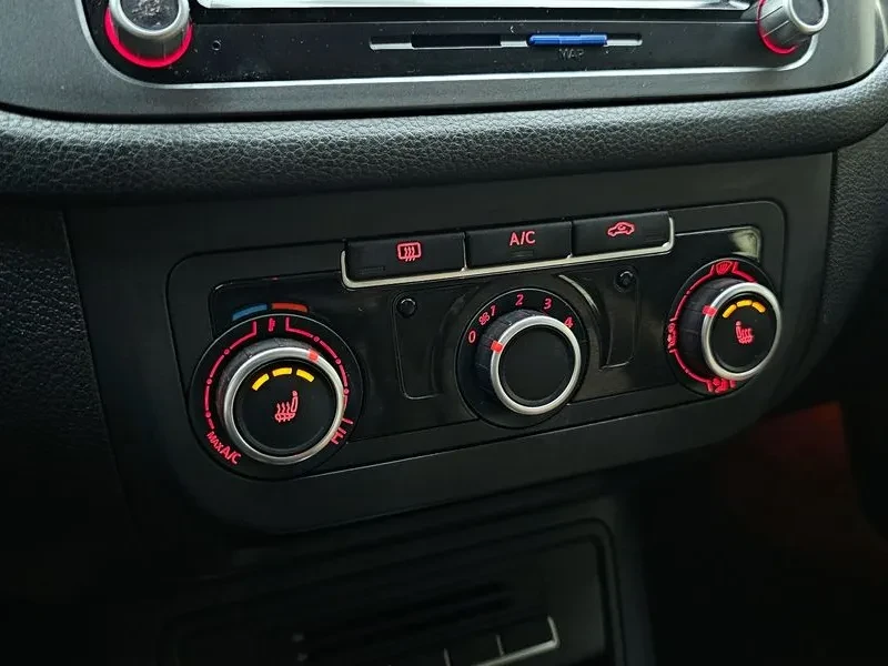 VW Tiguan 2.0 TDI, снимка 17 - Автомобили и джипове - 54302769