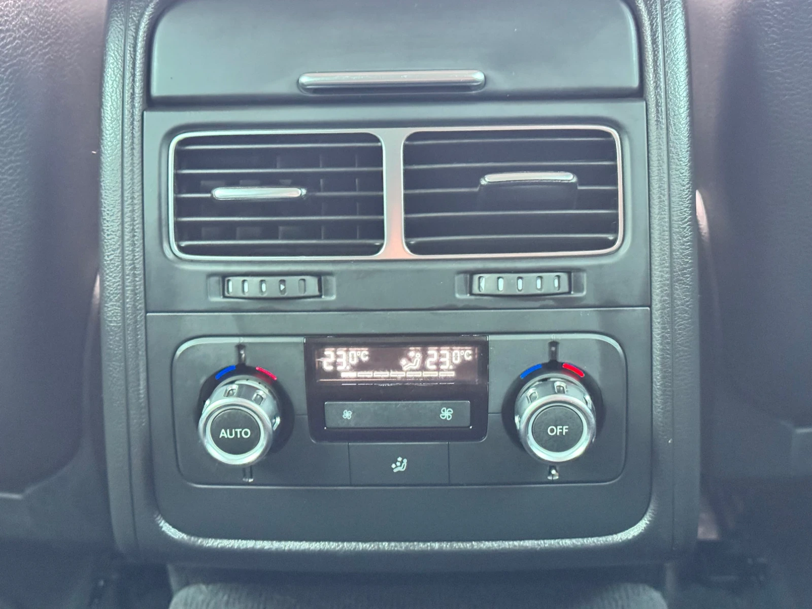 VW Touareg 3.0TDI 4Motion АВТОМАТ ИТАЛИЯ, снимка 11 - Автомобили и джипове - 53713922