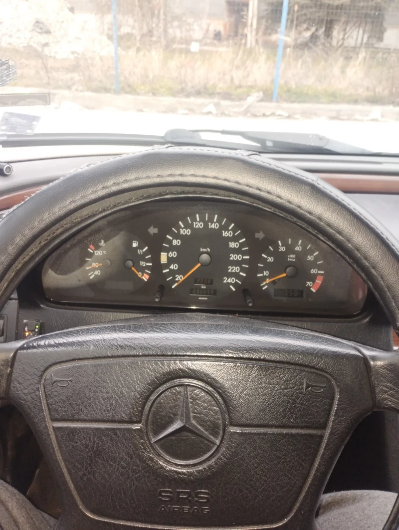 Mercedes-Benz C 180, снимка 4 - Автомобили и джипове - 49354138