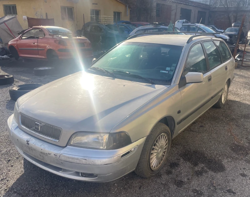 Volvo V40 2.0 i, снимка 2 - Автомобили и джипове - 53168583