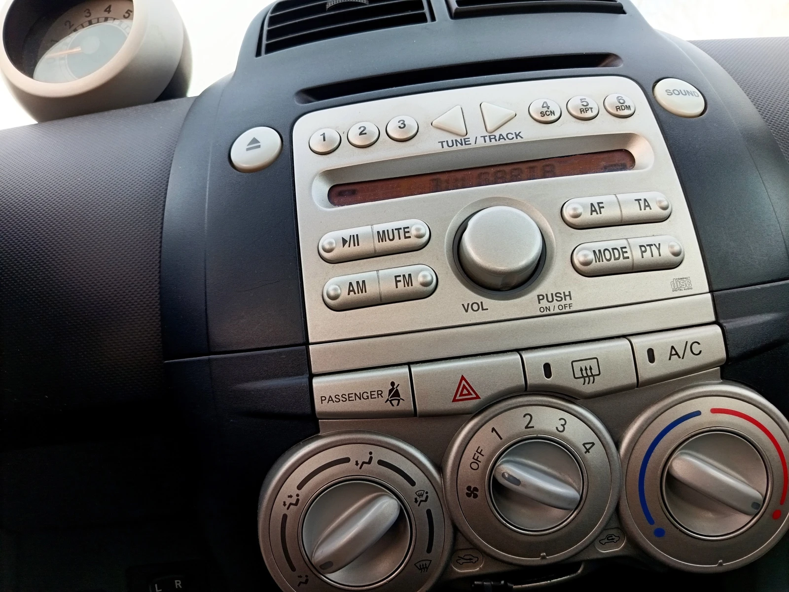 Daihatsu Sirion 1.3 TWIN CAM 16V A/C 4цилиндъра TOYOTA, снимка 12 - Автомобили и джипове - 53725578