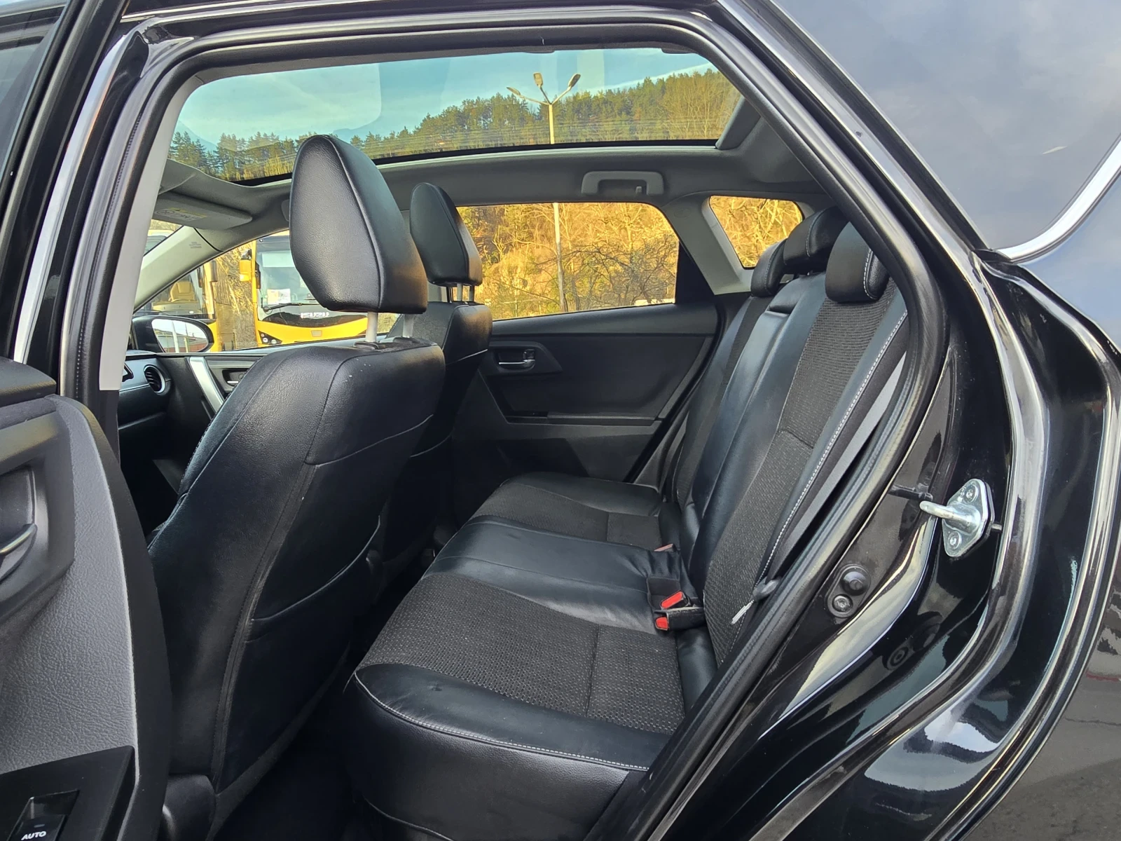 Toyota Auris Топ състояние лизинг , снимка 11 - Автомобили и джипове - 54115874