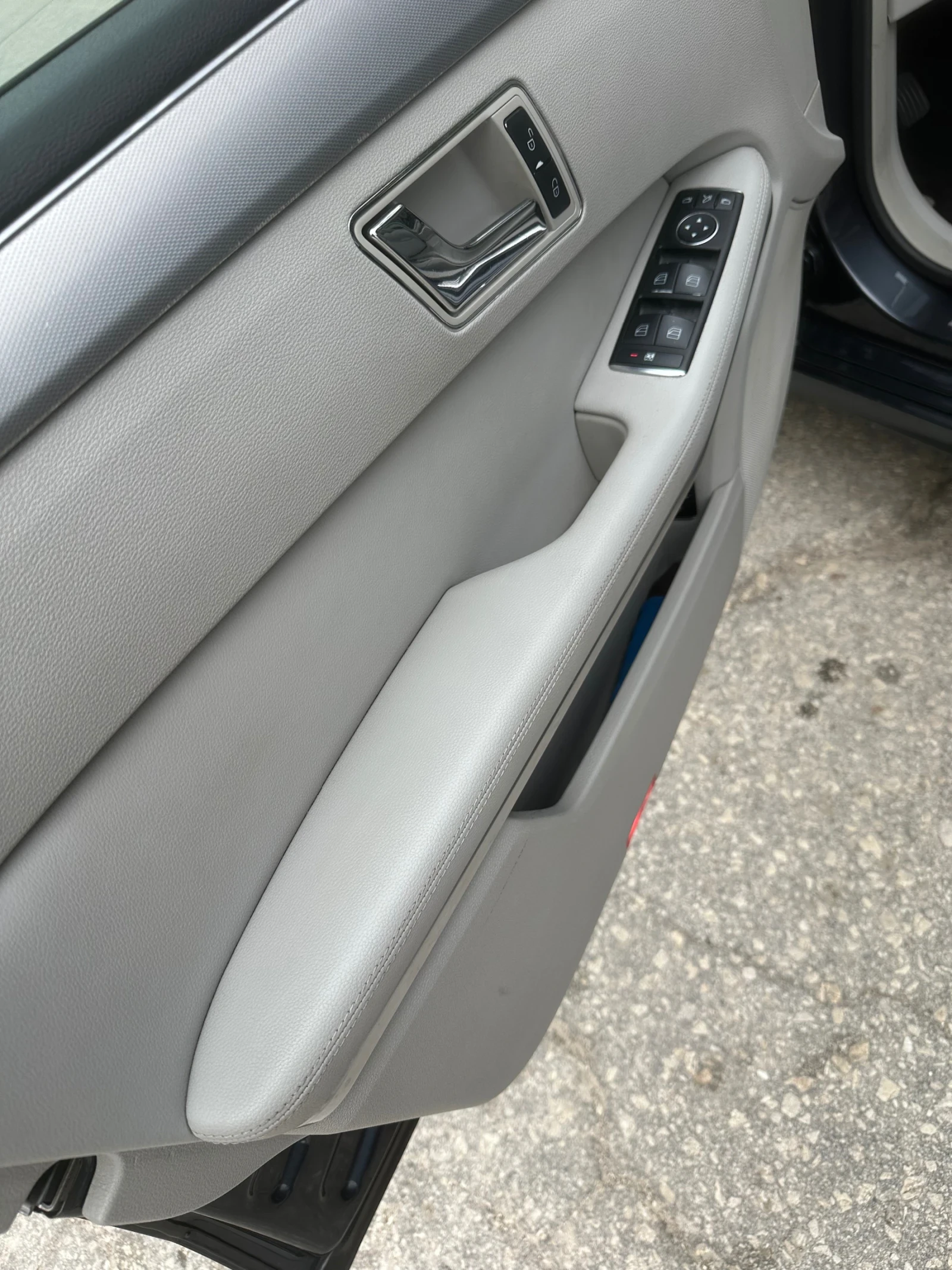 Mercedes-Benz E 220, снимка 11 - Автомобили и джипове - 54207861