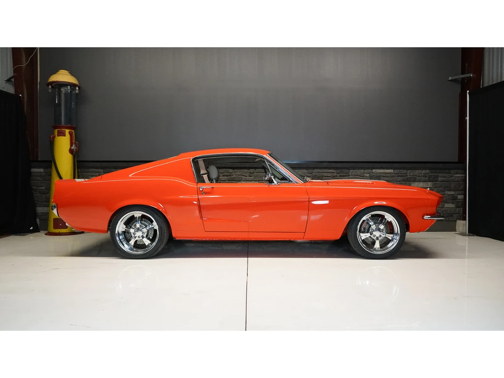 Ford Mustang Fastback Restomod, снимка 5 - Автомобили и джипове - 54260552