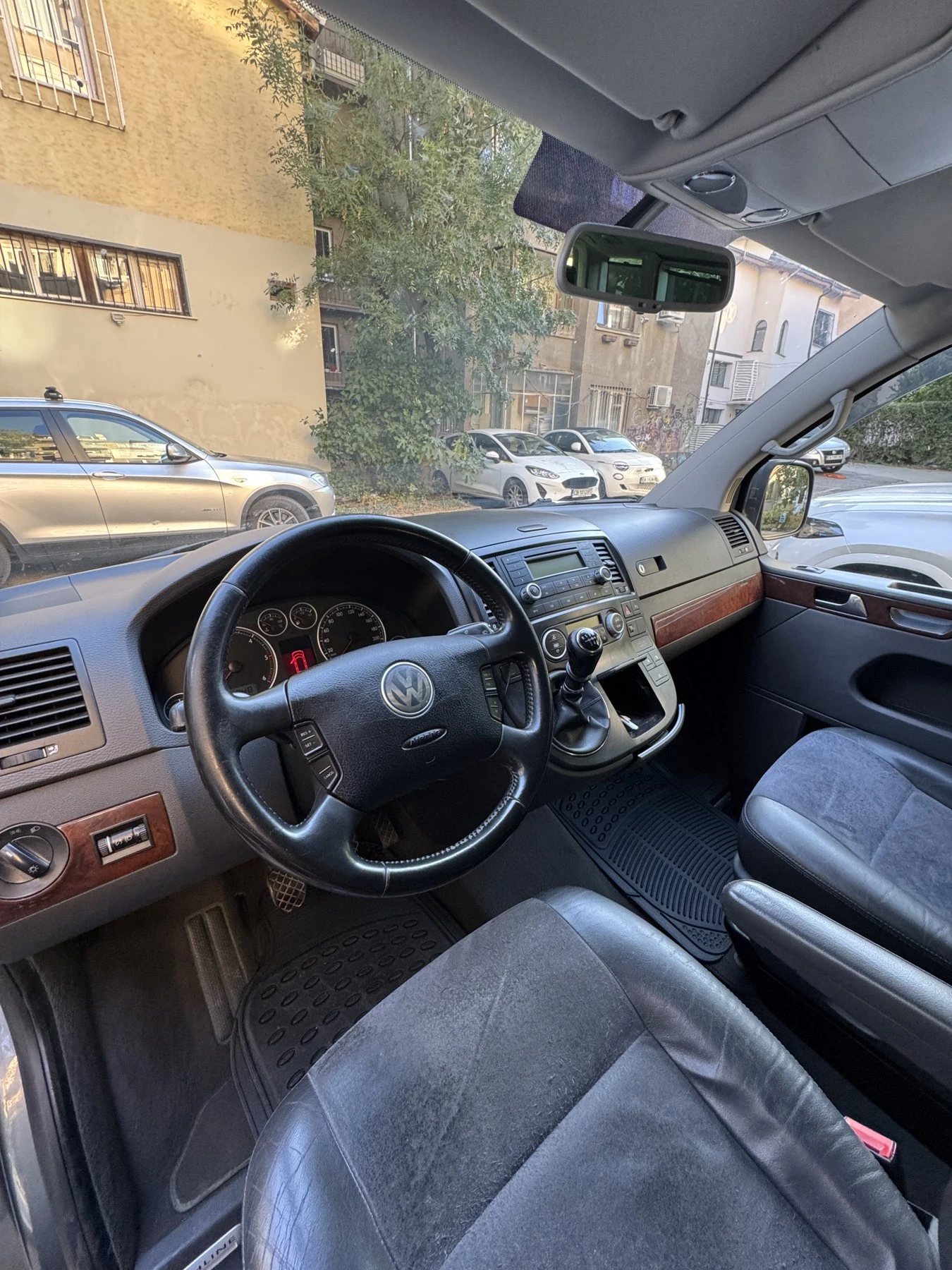 VW Multivan Highline ПЪРВИ СОБСТВЕНИК, снимка 5 - Автомобили и джипове - 56314060