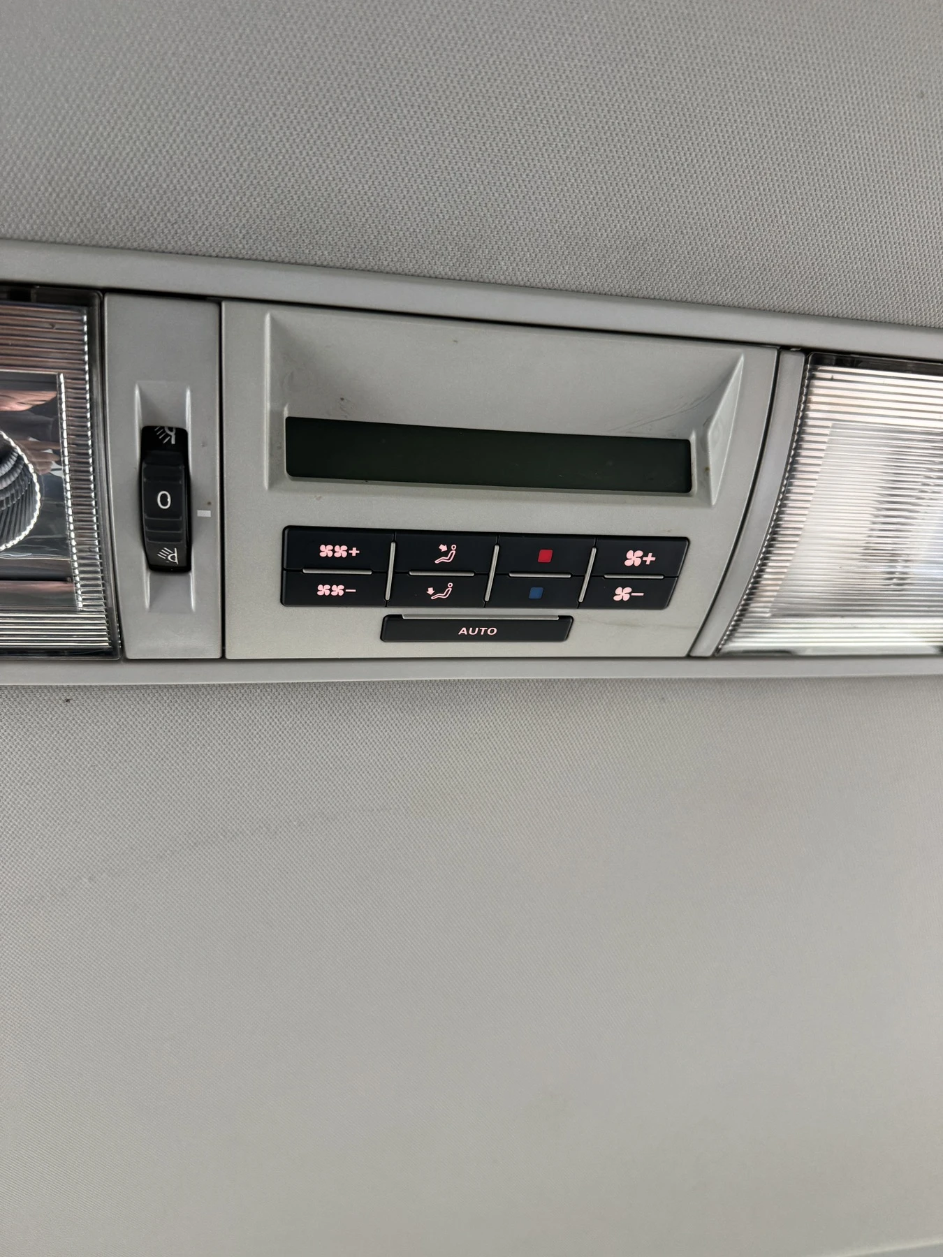VW Multivan Highline ПЪРВИ СОБСТВЕНИК, снимка 8 - Автомобили и джипове - 56314060