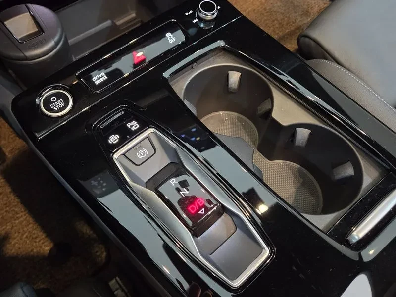 Audi Q6 PERFORMANCE | 360 CAM* ПОДГРЕВ* ОБДУХВАНЕ* , снимка 13 - Автомобили и джипове - 56738861