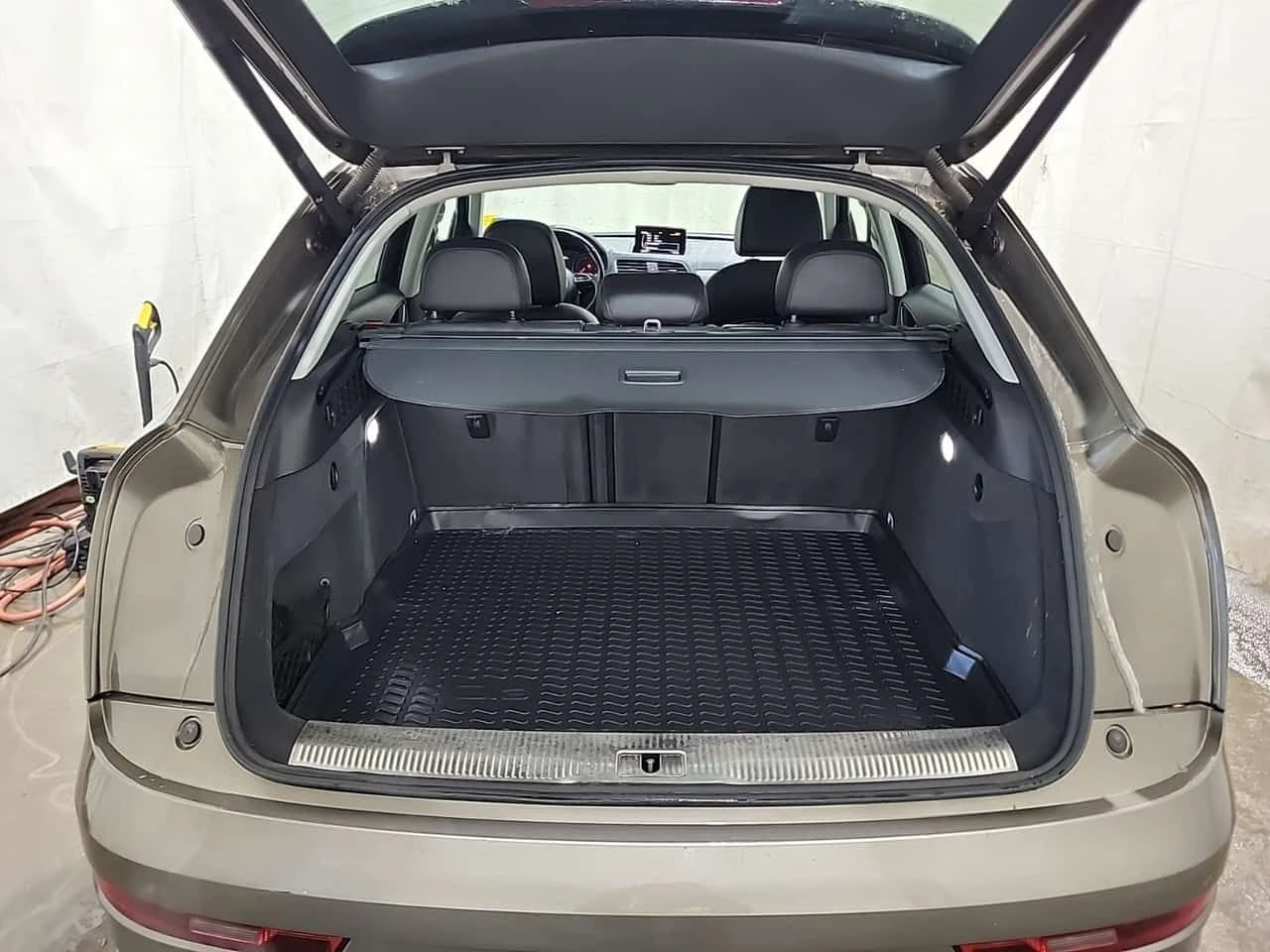 Audi Q3 * PROGRESSIV * ПОДГРЕВ * ОТ ПРЕДСТАВИТЕЛСТВО , снимка 17 - Автомобили и джипове - 53785664