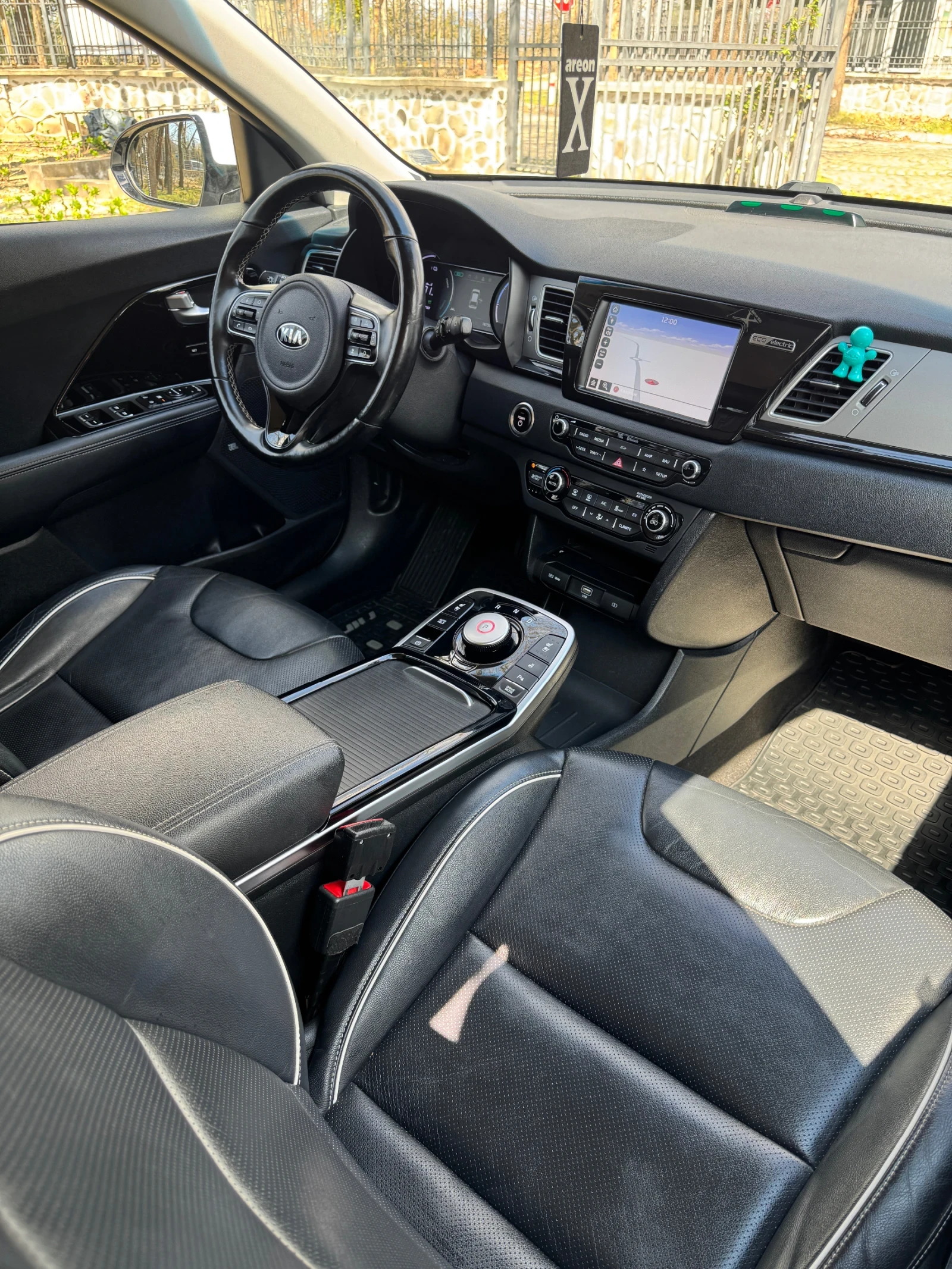 Kia Niro 64kwh SOH100%, снимка 12 - Автомобили и джипове - 54158512