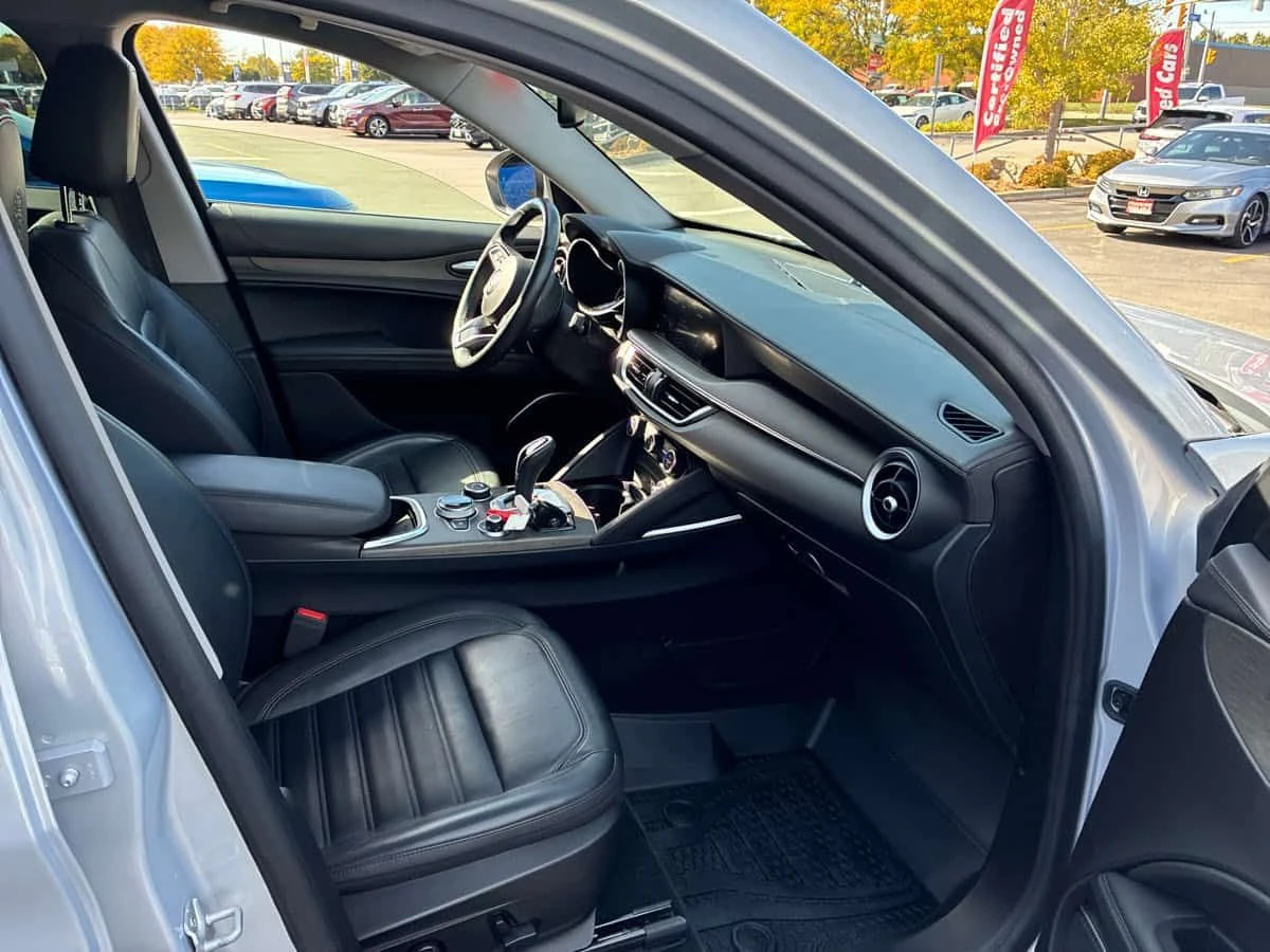 Alfa Romeo Stelvio * Ti Lusso * PANO* KEYLESS* ПОДГРЕВ* , снимка 10 - Автомобили и джипове - 54318610