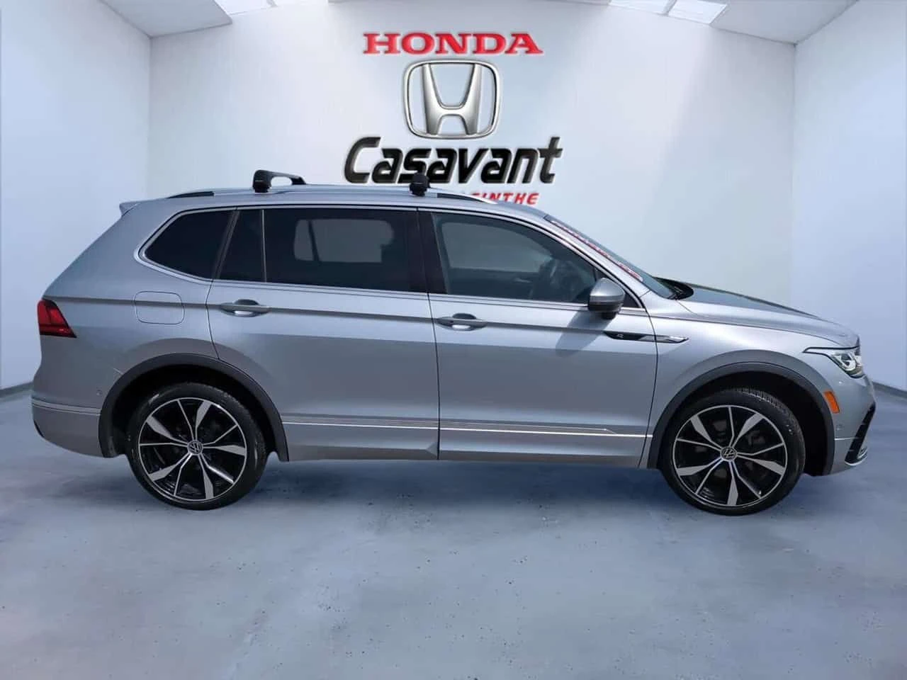VW Tiguan * Highline R Line 4MOTION * CARFAX * , снимка 5 - Автомобили и джипове - 55278056