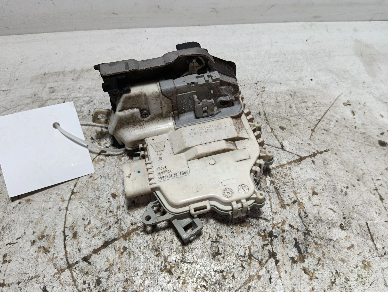 брава (задна дясна) 8K0839016C Audi A4