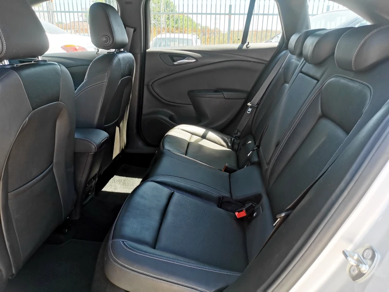 Opel Astra 1.6 CDTi, снимка 15 - Автомобили и джипове - 50902009