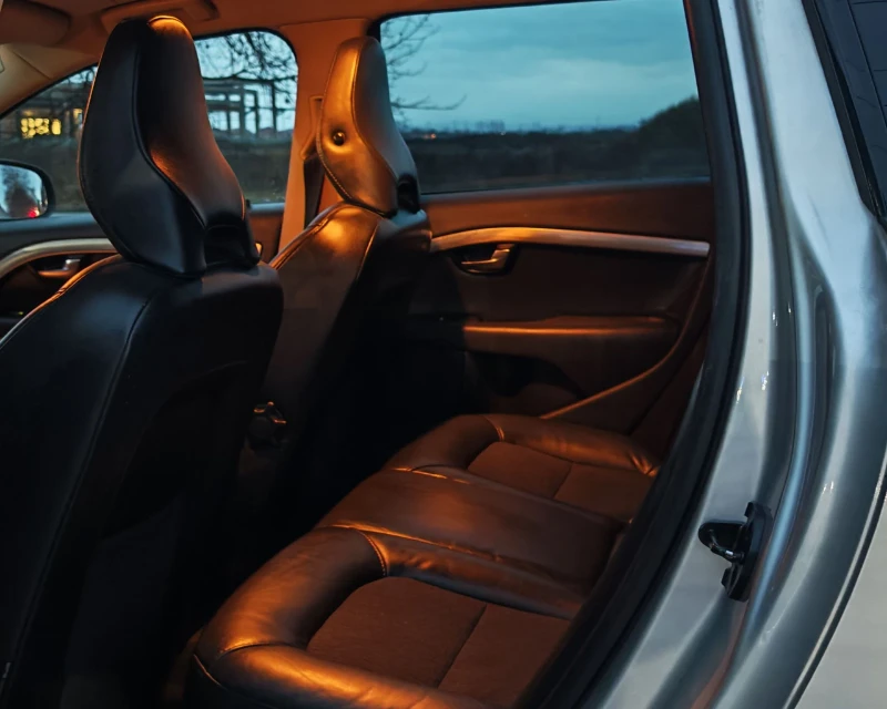 Volvo V70 2.4 185 К.С. АВТОМАТ! , снимка 12 - Автомобили и джипове - 52707578