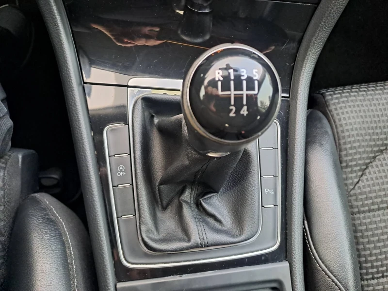 VW Golf 1.6 TDI, снимка 17 - Автомобили и джипове - 52914023