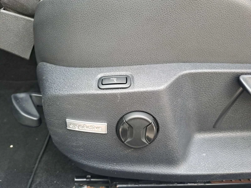 VW Golf 1.6 TDI, снимка 10 - Автомобили и джипове - 52914023