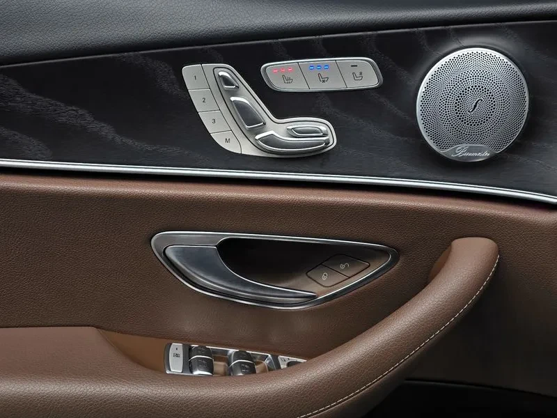 Mercedes-Benz E 300 4MATIC AVANTGARDE, снимка 15 - Автомобили и джипове - 55456858