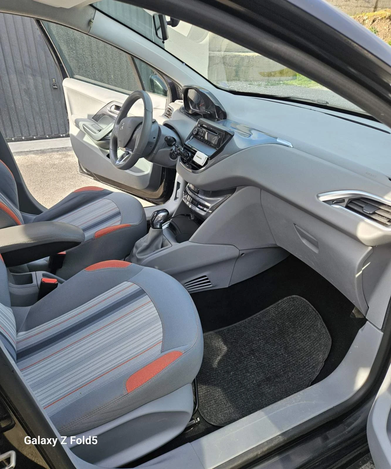 Peugeot 208, снимка 9 - Автомобили и джипове - 54262232