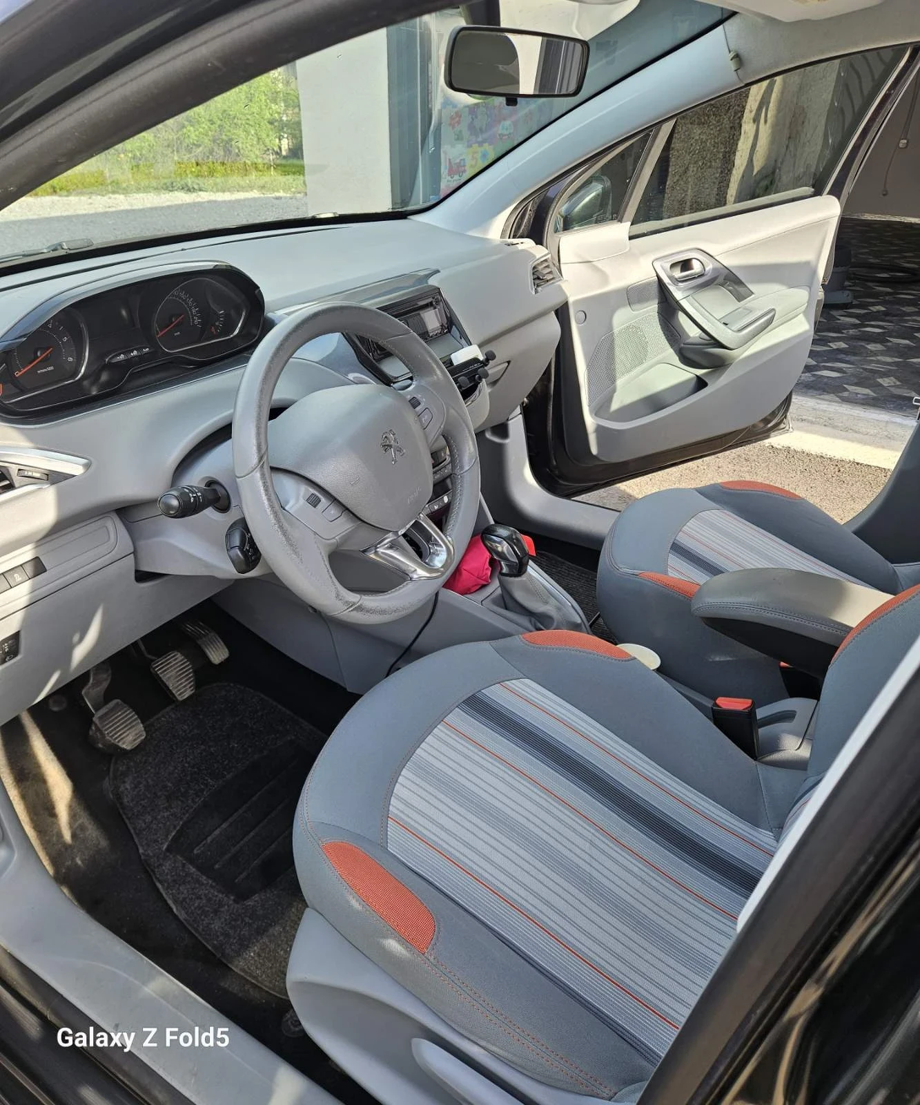 Peugeot 208, снимка 12 - Автомобили и джипове - 54262232