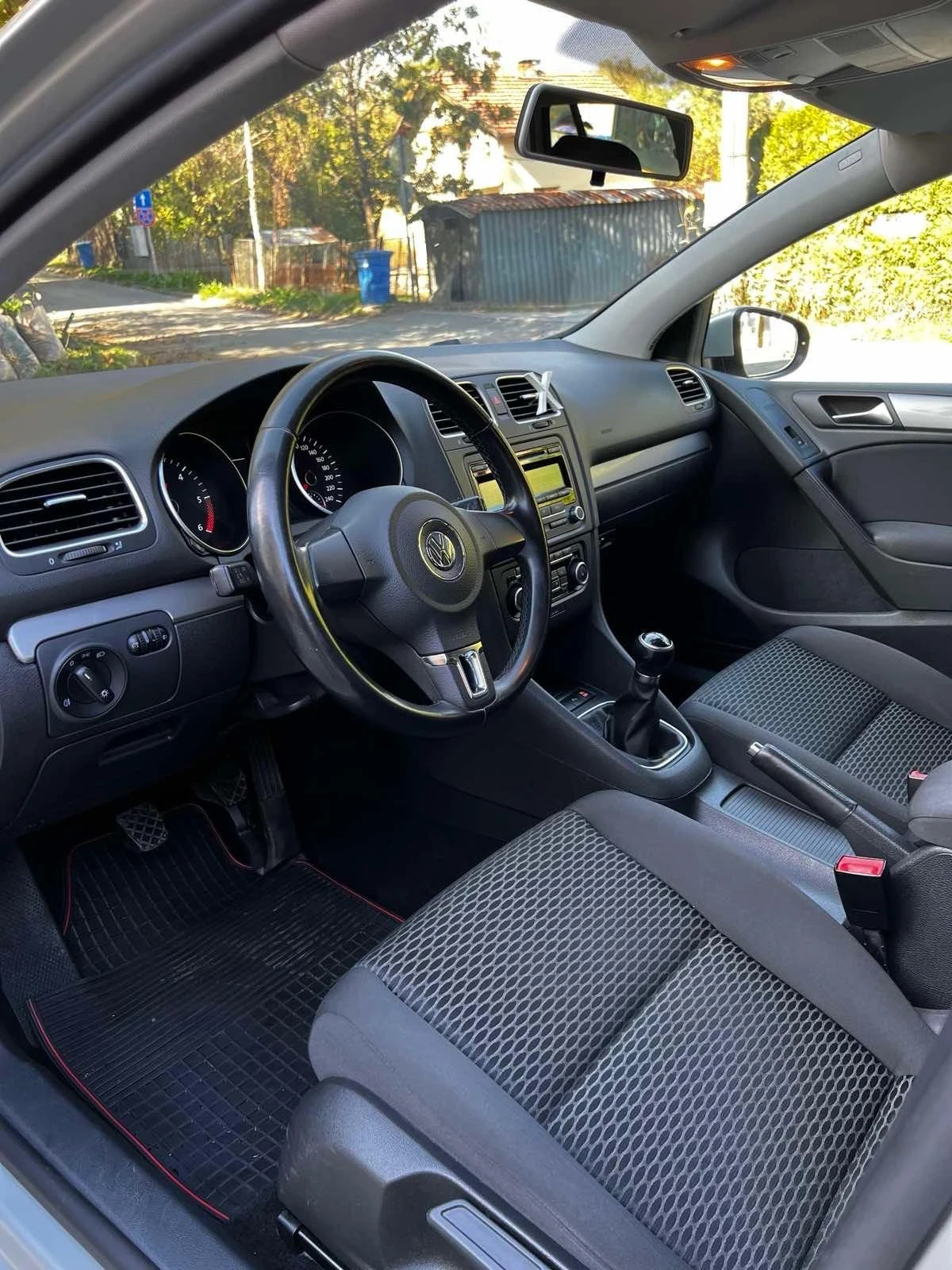 VW Golf 1.6 TDI, снимка 11 - Автомобили и джипове - 54301857