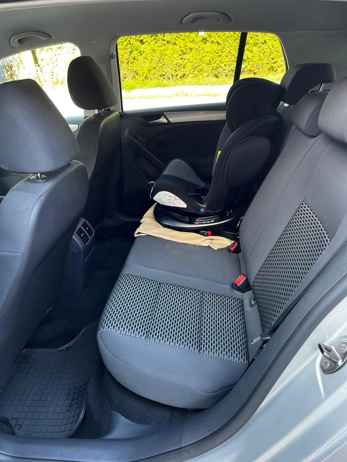 VW Golf 1.6 TDI, снимка 12 - Автомобили и джипове - 54301857