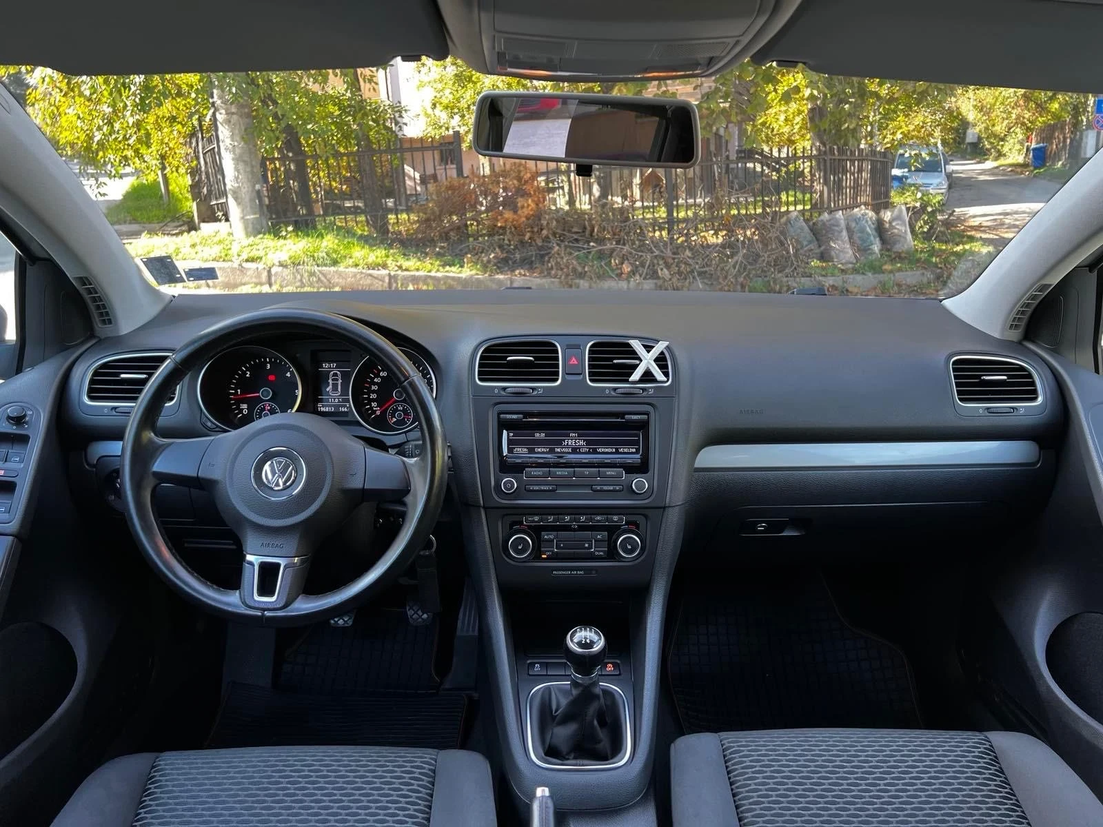 VW Golf 1.6 TDI, снимка 9 - Автомобили и джипове - 54301857