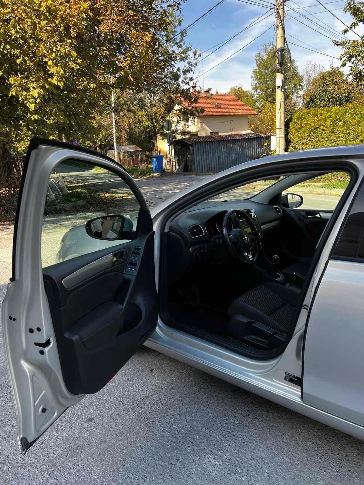 VW Golf 1.6 TDI, снимка 15 - Автомобили и джипове - 54301857