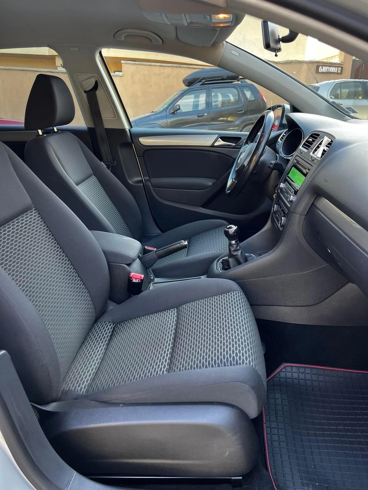 VW Golf 1.6 TDI, снимка 14 - Автомобили и джипове - 54301857