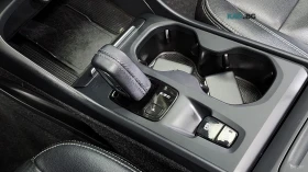 Volvo XC40 T4* MOMENTUM* DISTRONIC* КАМЕРА* SUNROOF* ПОДГРЕВ*, снимка 13