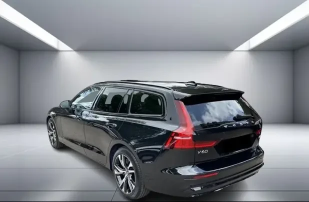Volvo V60 B4 = Plus Dark = Гаранция, снимка 2 - Автомобили и джипове - 54621376