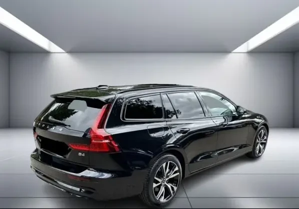 Volvo V60 B4 = Plus Dark = Гаранция, снимка 4 - Автомобили и джипове - 54621376