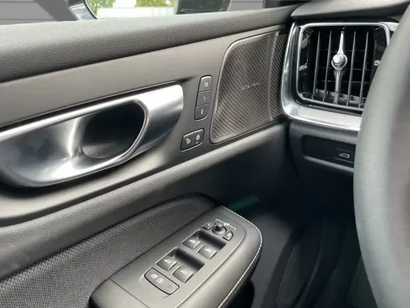 Volvo V60 B4 = Plus Dark = Гаранция, снимка 8 - Автомобили и джипове - 54621376