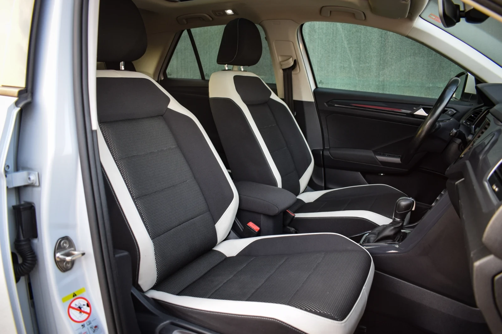 VW T-Roc 1.5 TSI Digital/Keyless/панорама, снимка 10 - Автомобили и джипове - 54180508