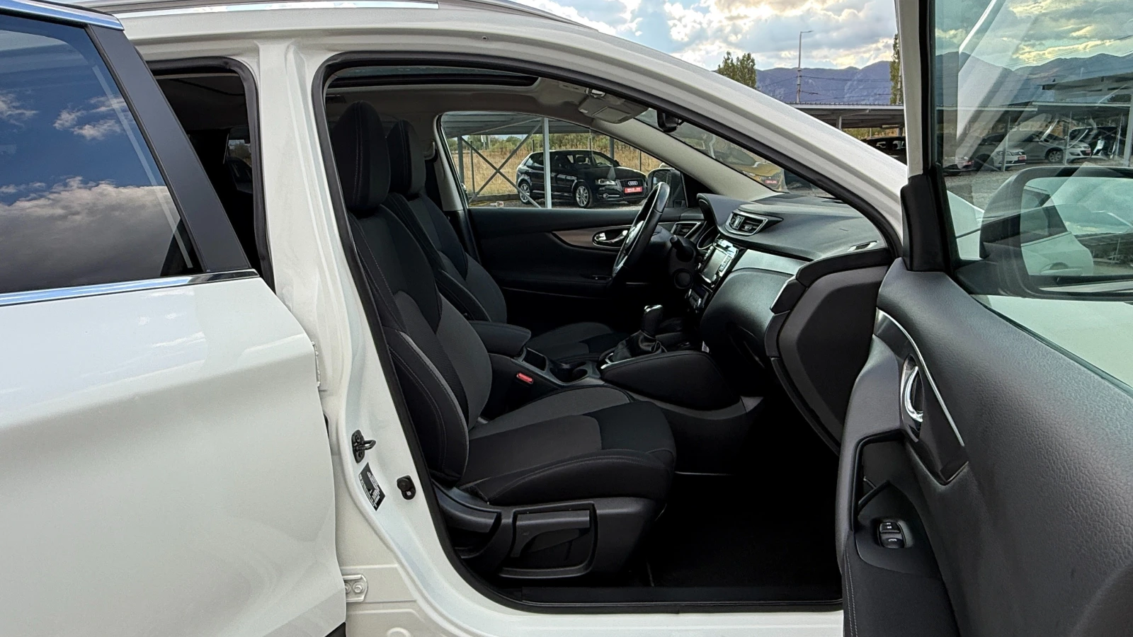 Nissan Qashqai 1.6DCI/131кс/KEYLESS/ПАНОРАМА/EURO 6D/360КАМЕРА/ИТ, снимка 14 - Автомобили и джипове - 56252748