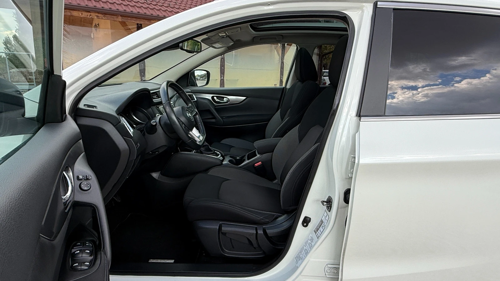 Nissan Qashqai 1.6DCI/131кс/KEYLESS/ПАНОРАМА/EURO 6D/360КАМЕРА/ИТ, снимка 13 - Автомобили и джипове - 56252748