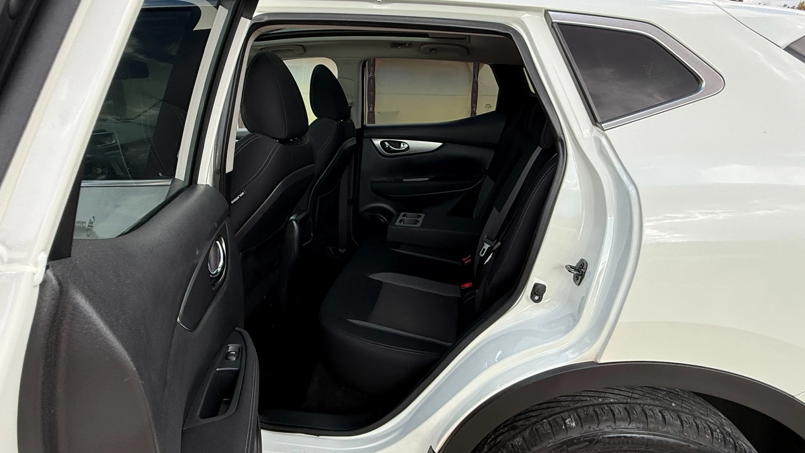 Nissan Qashqai 1.6DCI/131кс/KEYLESS/ПАНОРАМА/EURO 6D/360КАМЕРА/ИТ, снимка 17 - Автомобили и джипове - 56252748