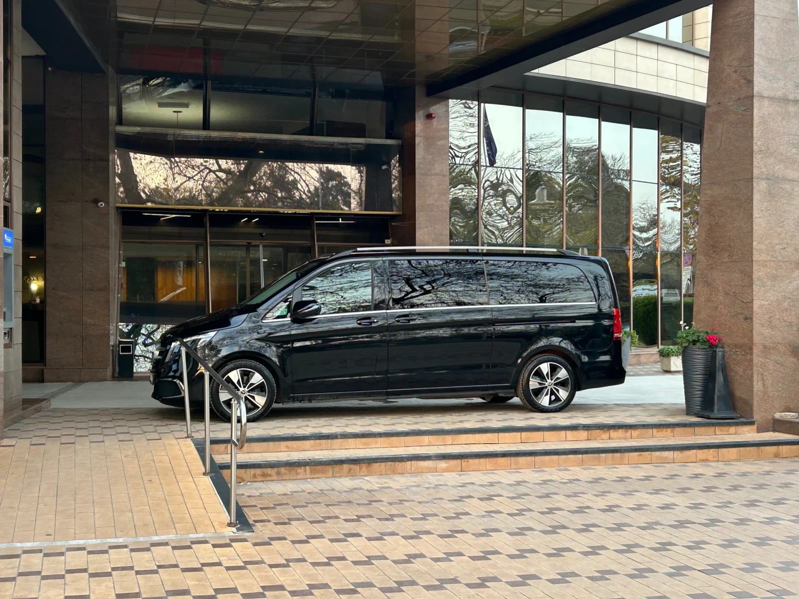 Mercedes-Benz V 250 Extralong Avangard - изображение 7